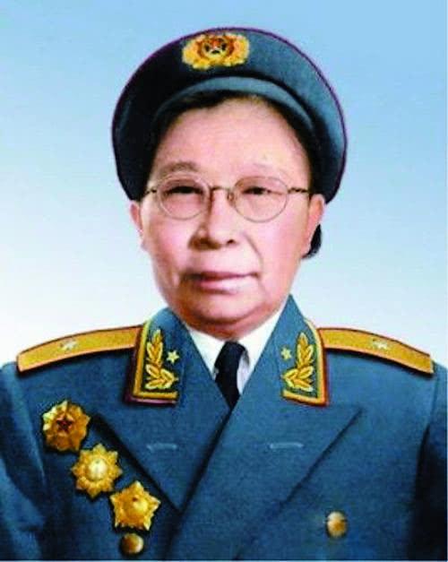 1955年9月27日，中南海国务院礼堂，一千多名开国将帅齐刷刷站成方阵。放眼望去