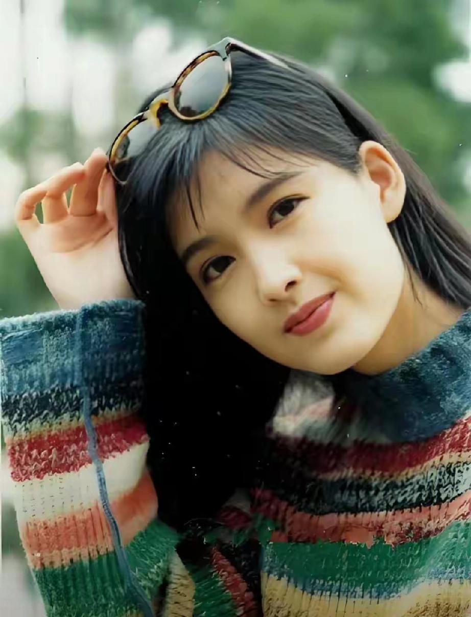 58岁周慧敏首登春晚！冻龄惊艳全网，一生遗憾让人心疼
 
2026春晚，周慧敏首