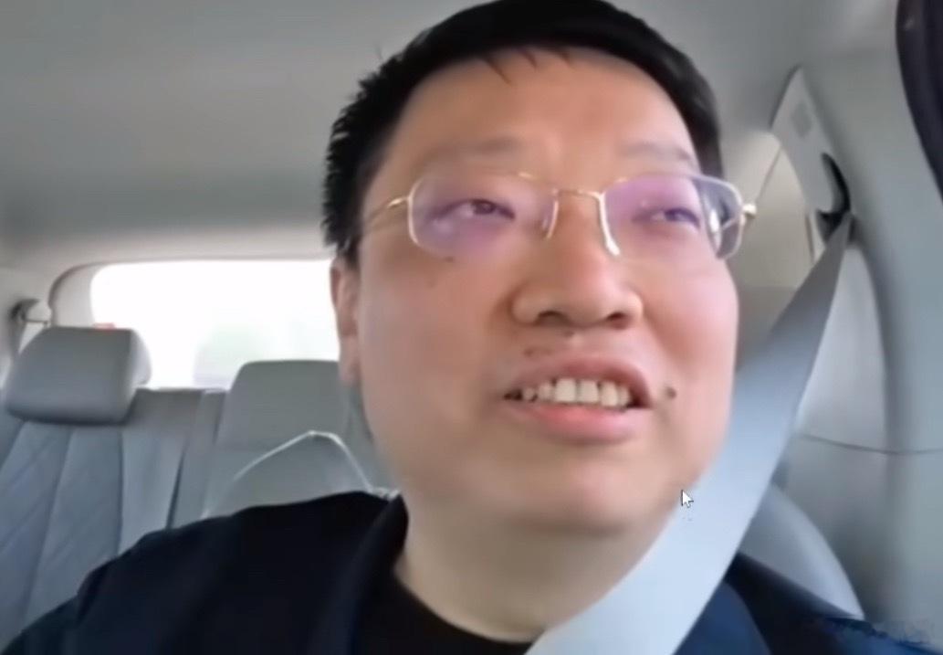 DC：枫哥哪里是走小丑赛道了，他是跟兄弟们一起热闹热闹，他只是玩得起。而且我觉得