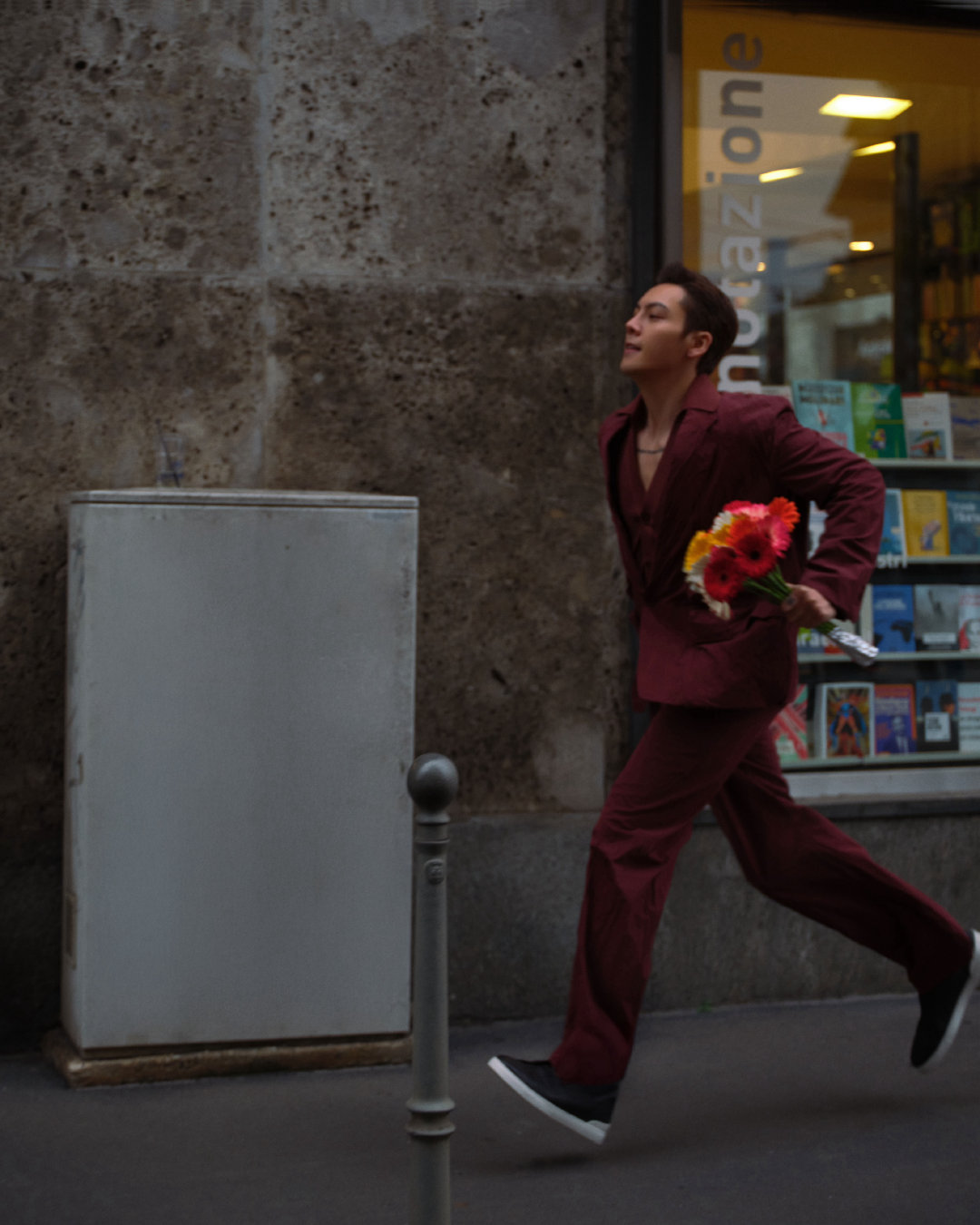 陈伟霆鼻子都冻红了  笑发财了，陈伟霆在意大利吃冰淇淋把鼻子都冻红了 咱就说这冰