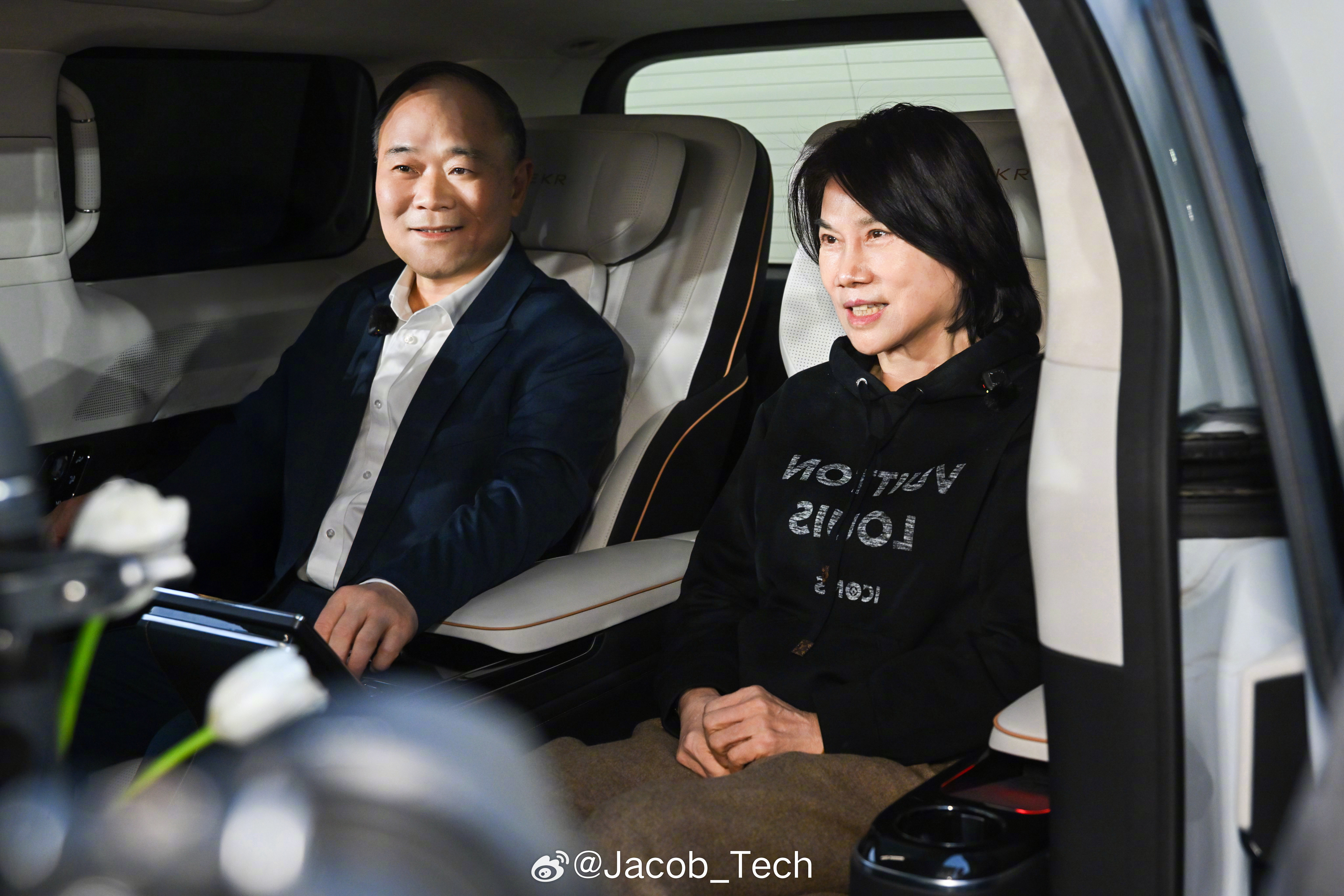 董明珠回应换车称中国汽车看吉利 哦豁，董明珠最近换了辆国产新势力豪车，极氪009