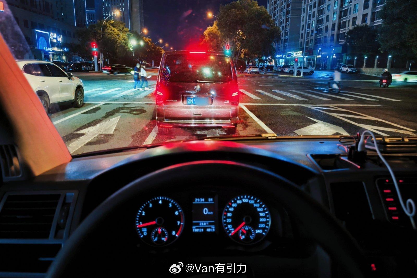 前面那台京牌迈特威不是巧合，是我堂弟的车van事通 呼和浩特