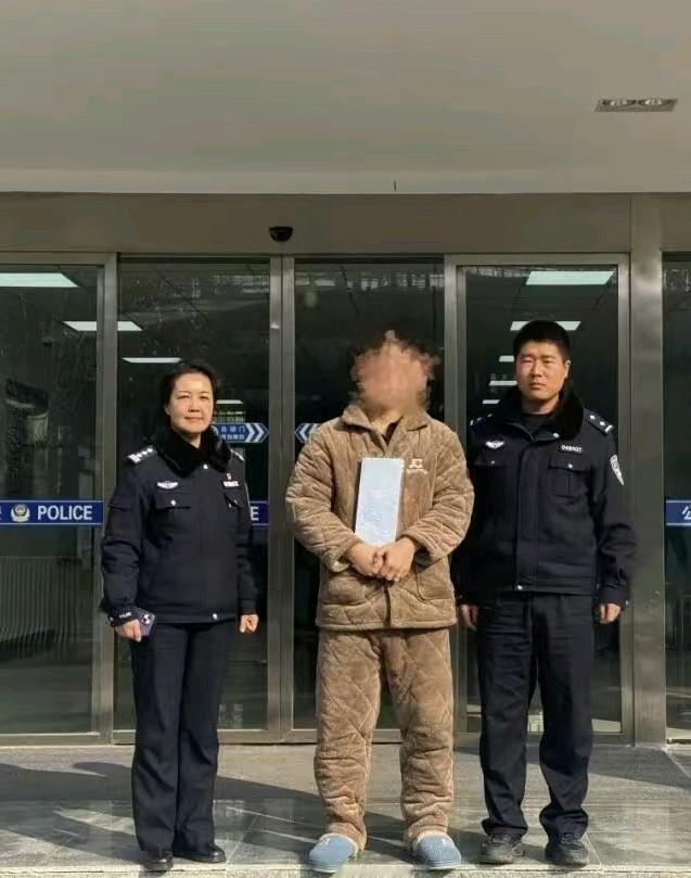 银板看着不大，是真沉啊！30斤的银板在运输中因为自重大戳破了另一个包装箱，跟着别