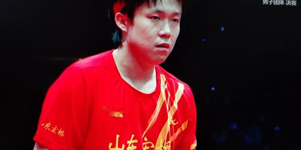 乒超男团总决赛，黄石华新与山东魏桥·向尚运动队的第二场，向鹏对阵魏桥队的王楚钦。