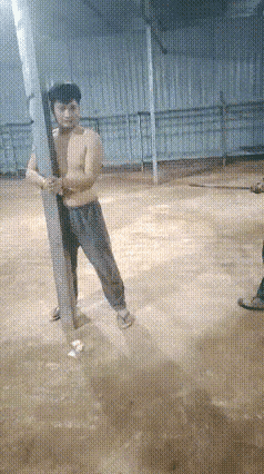 被骗去东南亚结局，免不了挨揍。
一米八身材，被东南亚一米六五的东南亚人揍打，东北