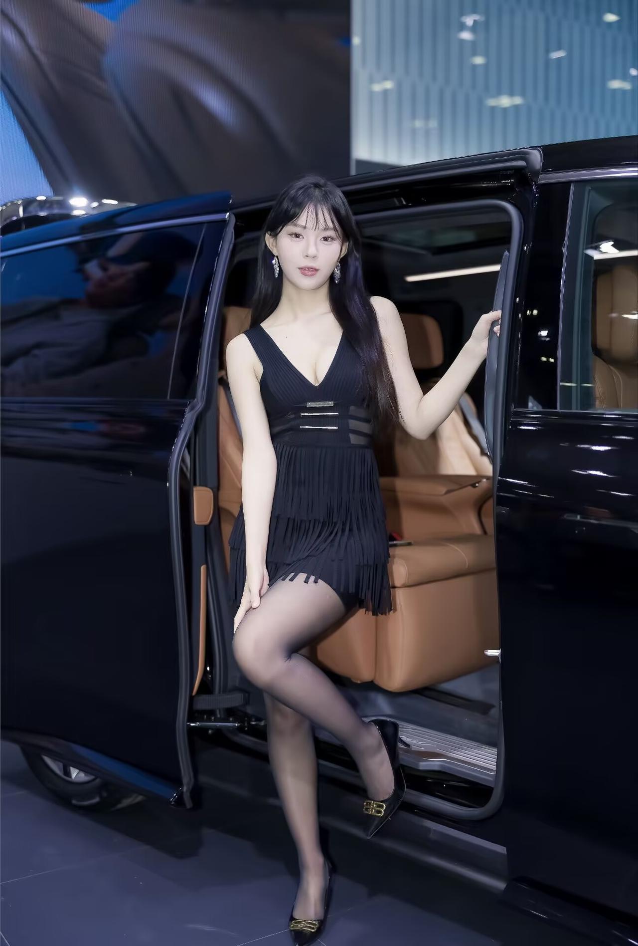 车模来一波！优雅黑裙，闪耀车旁，尽显时尚魅力！💃🏻✨分享甜美小姐姐随手拍 美