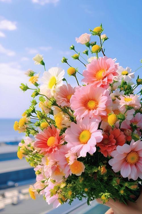 下联：片片绿叶送和风。诚邀上联朵朵鲜花迎暖阳