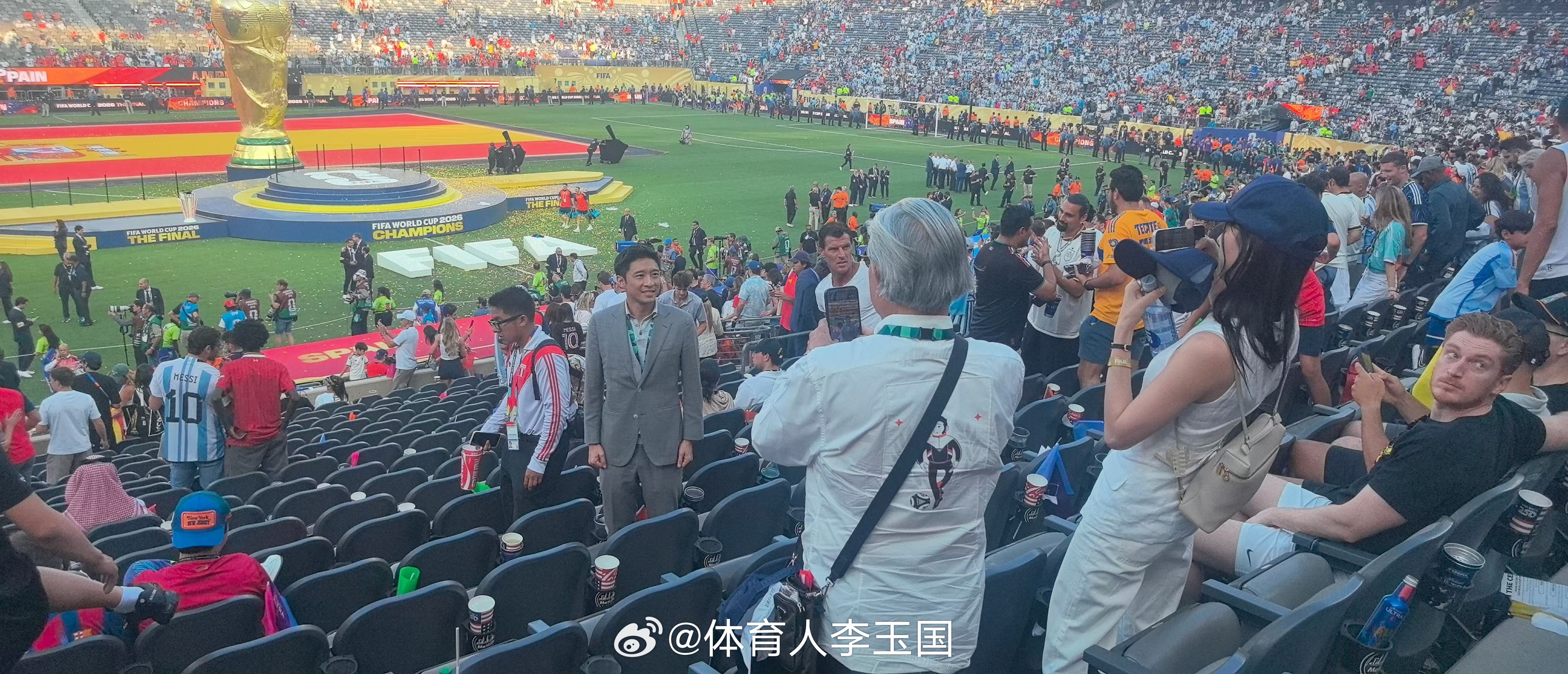 世界杯决赛的万众焦点之下，霍震霆亲手为儿子记录瞬间，全家低调自持，褪去名门光环，