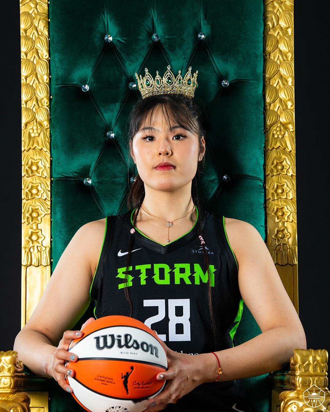 李月汝赛季定妆照出炉，今天亮相媒体日时她表示，从留洋生活中收获成长，未来一年自己