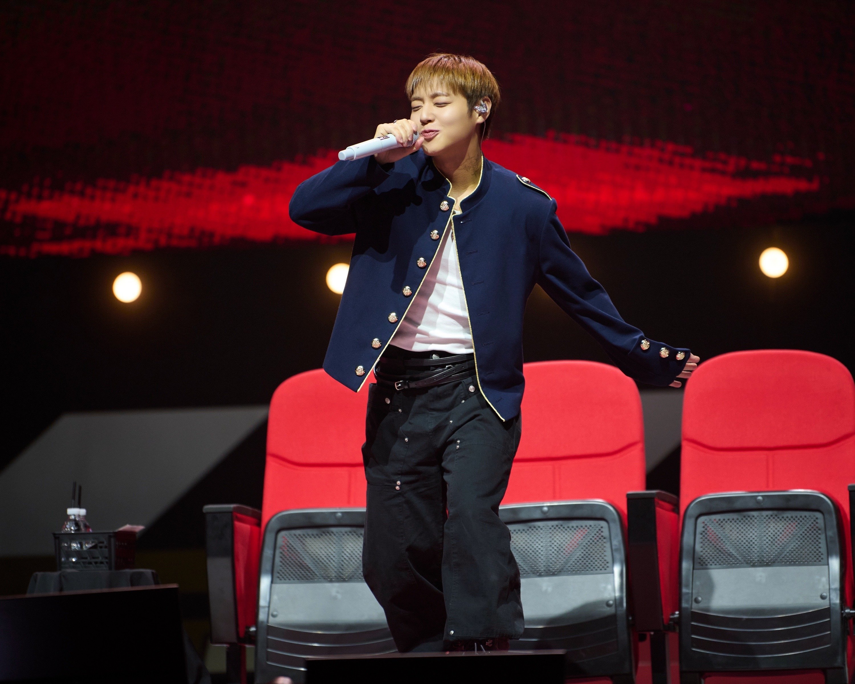 朴志训 ✨ 陪朴志训走花路 260608 YY Naver Post更新14张图