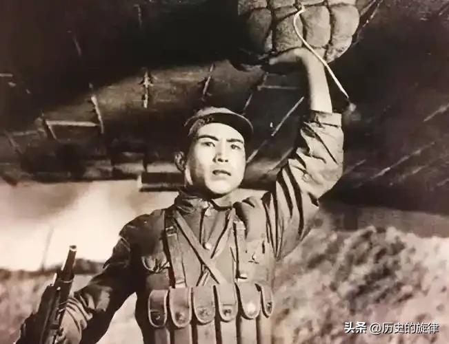 1994年深秋，北京医院的病房里，消毒水味呛得人鼻子发酸。开国中将陈仁麒躺在病床