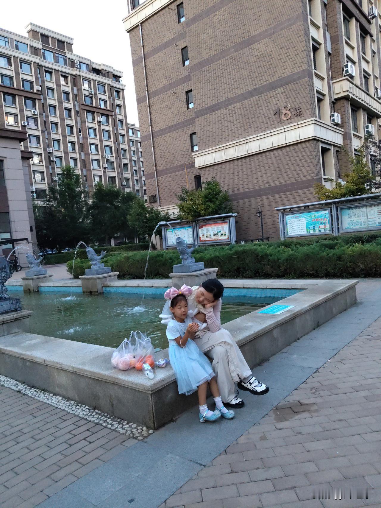 夫妻AA制，对家庭的和谐一定会产生影响。
   夫妻之间，能够走到一起，组建一个