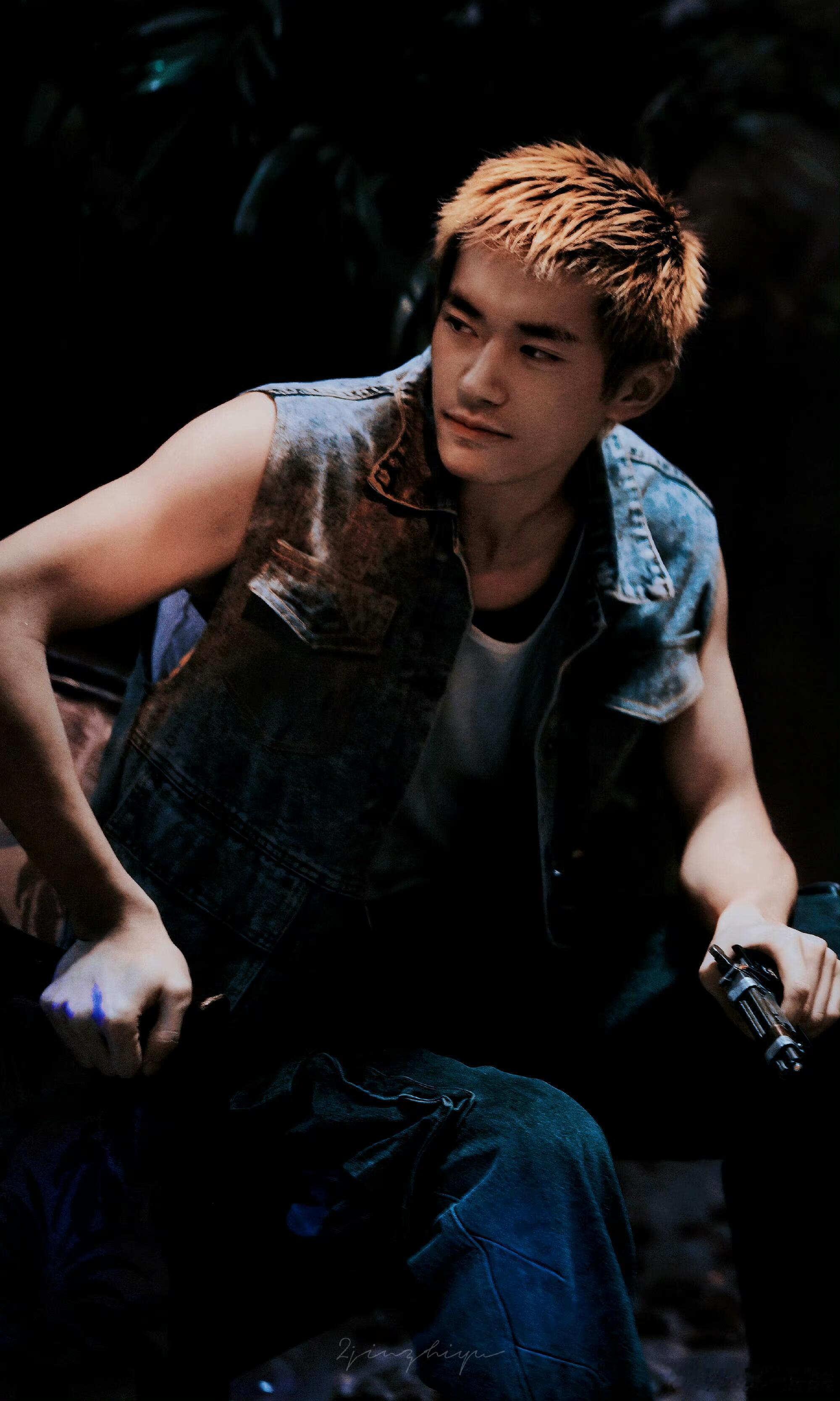 易烊千玺哈士奇和德牧前后脚拍的两个角色，都是短寸，一个是叛逆聪明且痴情的小金边阿