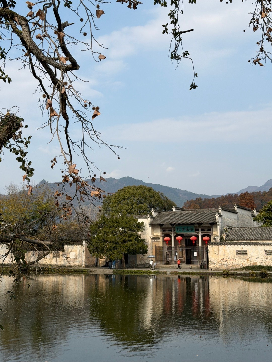 又认识了一个新字 yi 黟县古镇很静谧 路边小店买的旗袍也够拍几张游客照📸 黄