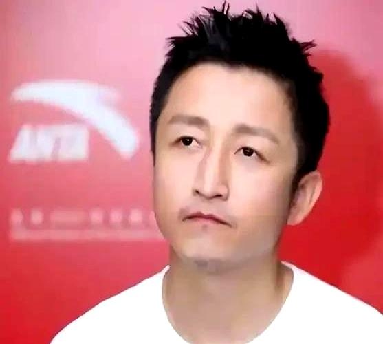 堂堂一个拿过大满贯的奥运拳王，现在居然被全网几百万网友按头劝“赶紧离婚，哪怕净身