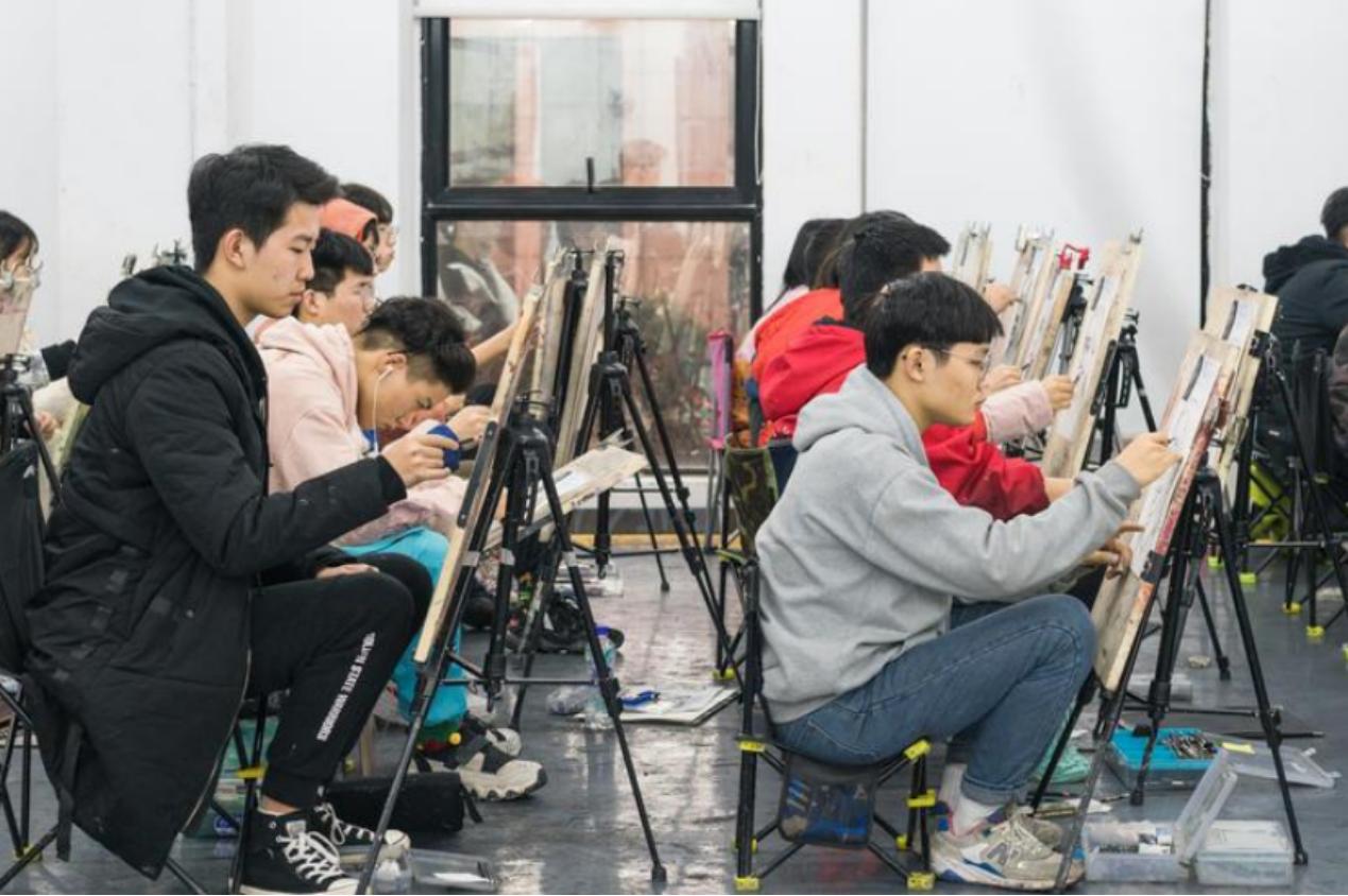 河北美院正常开学，至此学生应该完全可以放心了。

最近的开学季，很多学生怀揣着期