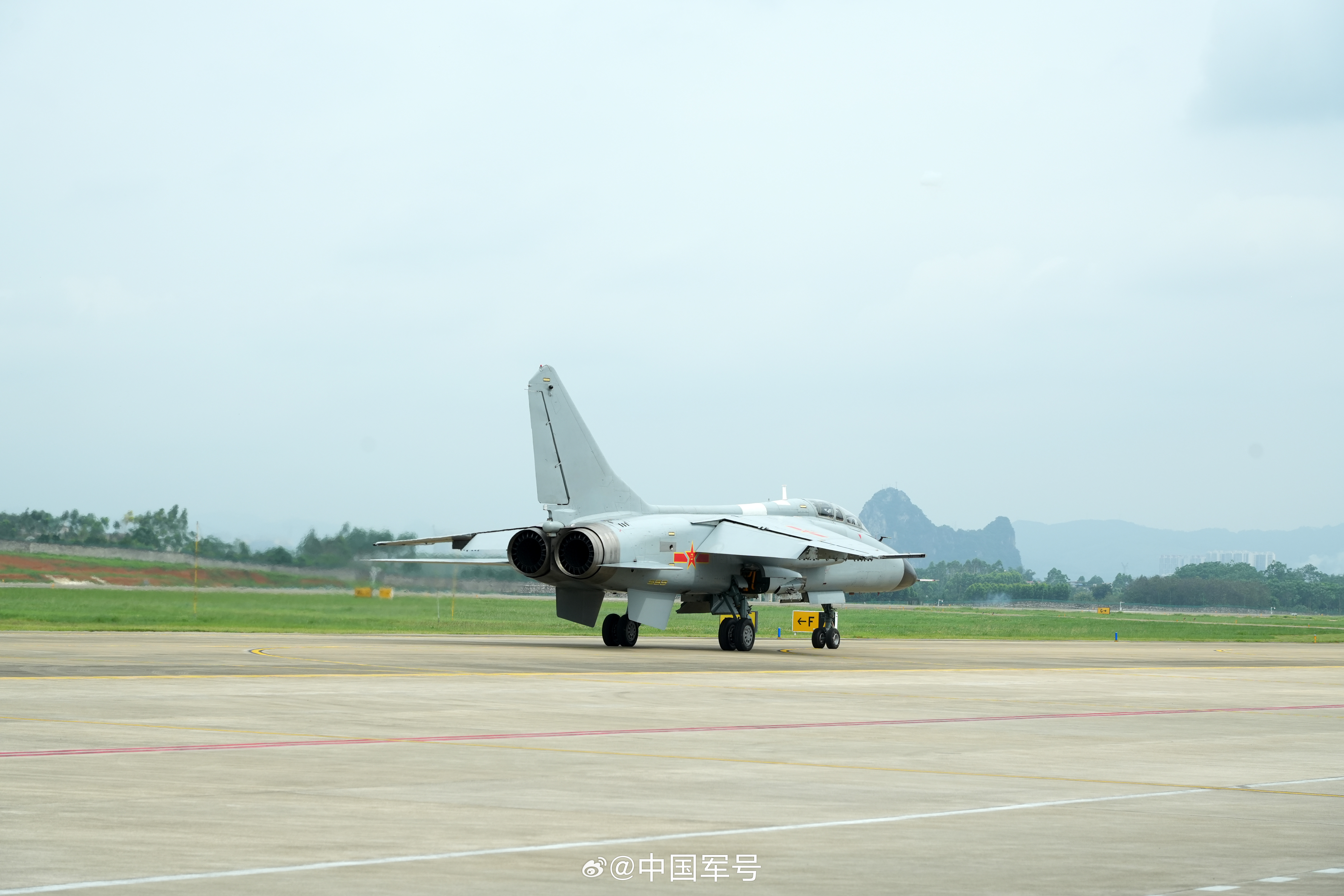 【“豹”啸云端！空军飞豹战机训练大片上新】近日，南部战区空军某部紧贴实战需求开展