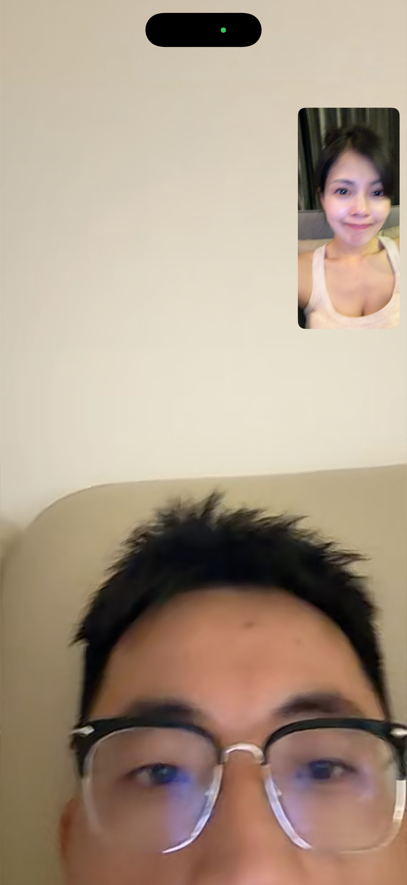 之前一直说两个人一起久了，会很像。我一直不以为然。直到刚才和胡杨林视频，两张脸出