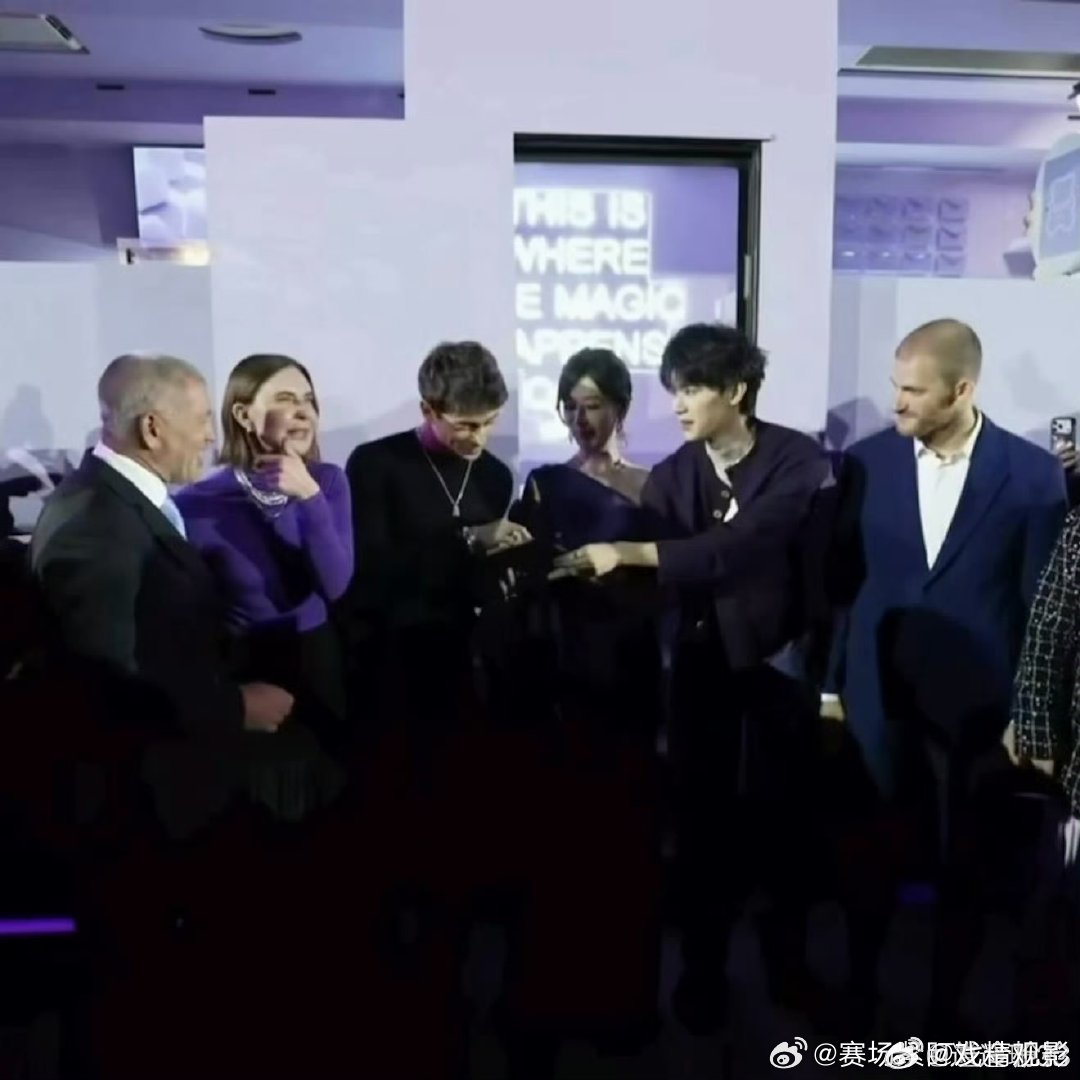 周翊然帮勒克莱尔粉丝要签名 点开周翊然帮粉丝要签名的视频，他热心帮忙的样子太可爱