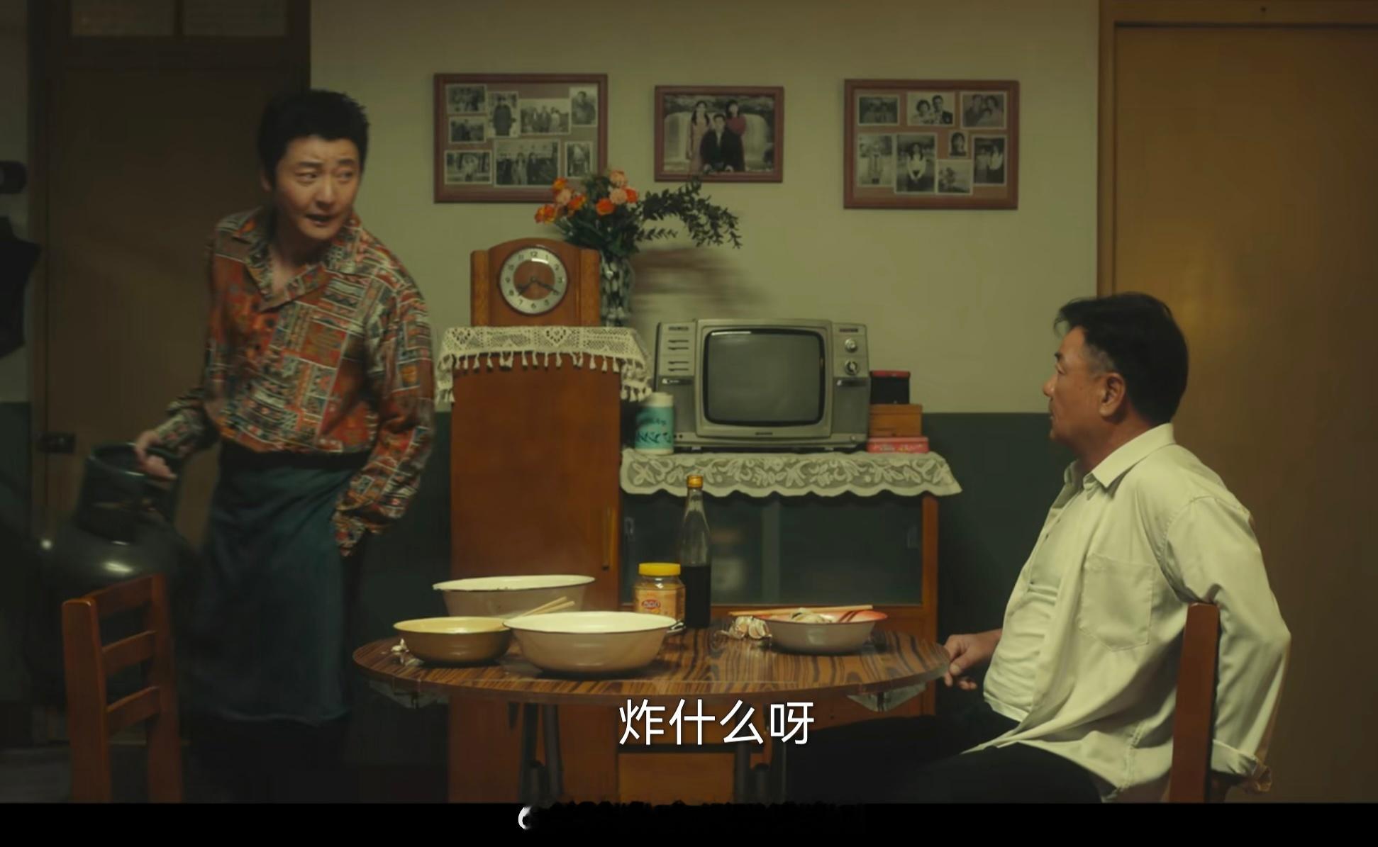 刚追完《驻站》，又无缝对接郭京飞主演的新剧《黄雀》，这次是反扒民警了，演得好抽象