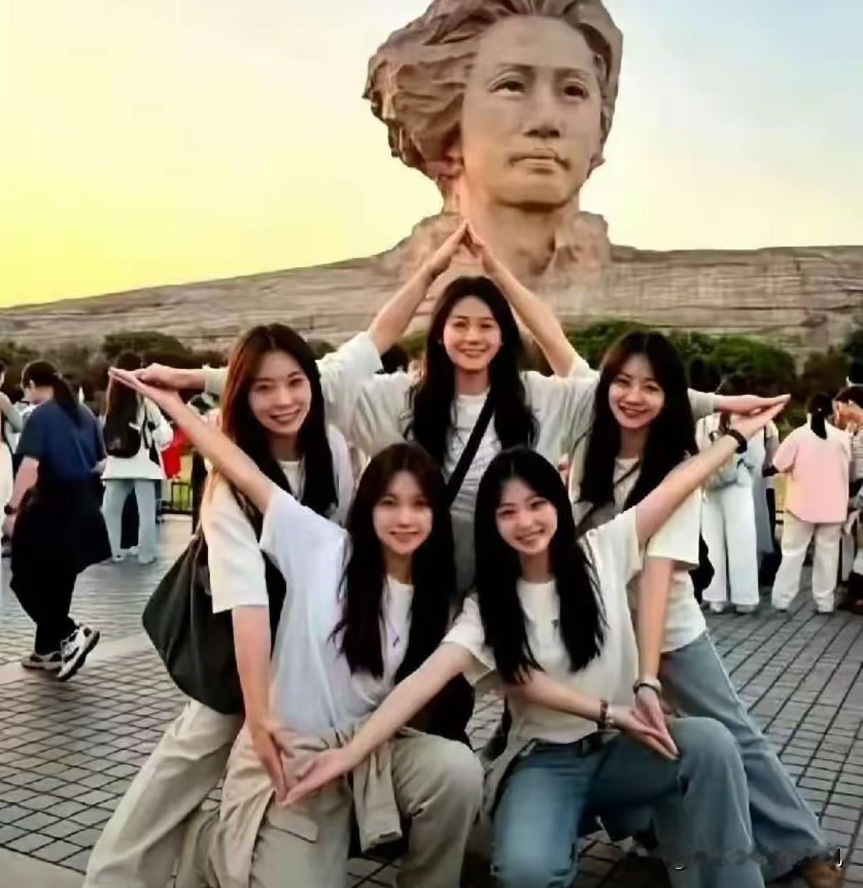 这张照片把人的眼睛亮瞎了！五个重庆女孩，在橘子州头青年毛主席塑像前，摆出的这个立