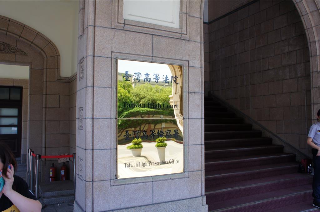 遭停职的新竹市长高虹安被控涉嫌浮报助理酬金、加班费诈领公款，一审认定高触犯《贪污