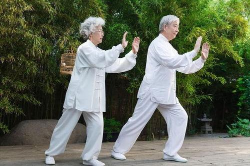 中老年人该不该锻炼?中老年人当然该锻炼，但得找对“打开方式”。
       年