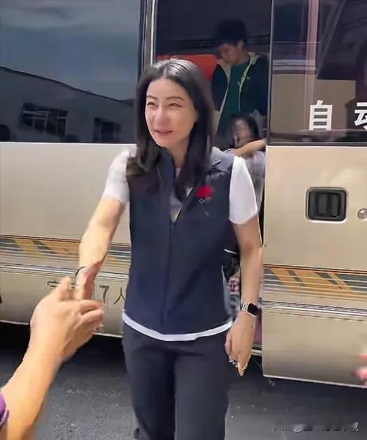 郭晶晶、霍启刚夫妇带着三个孩子到达贵州三都参观，三个孩子也都很乖巧，在父母的带领