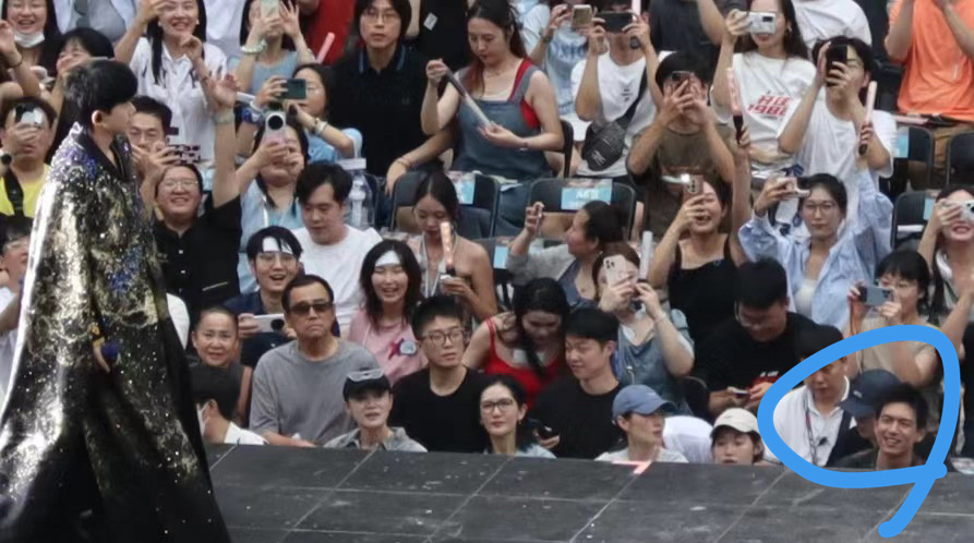 看得出来现哥很开心了🥳 ​​​