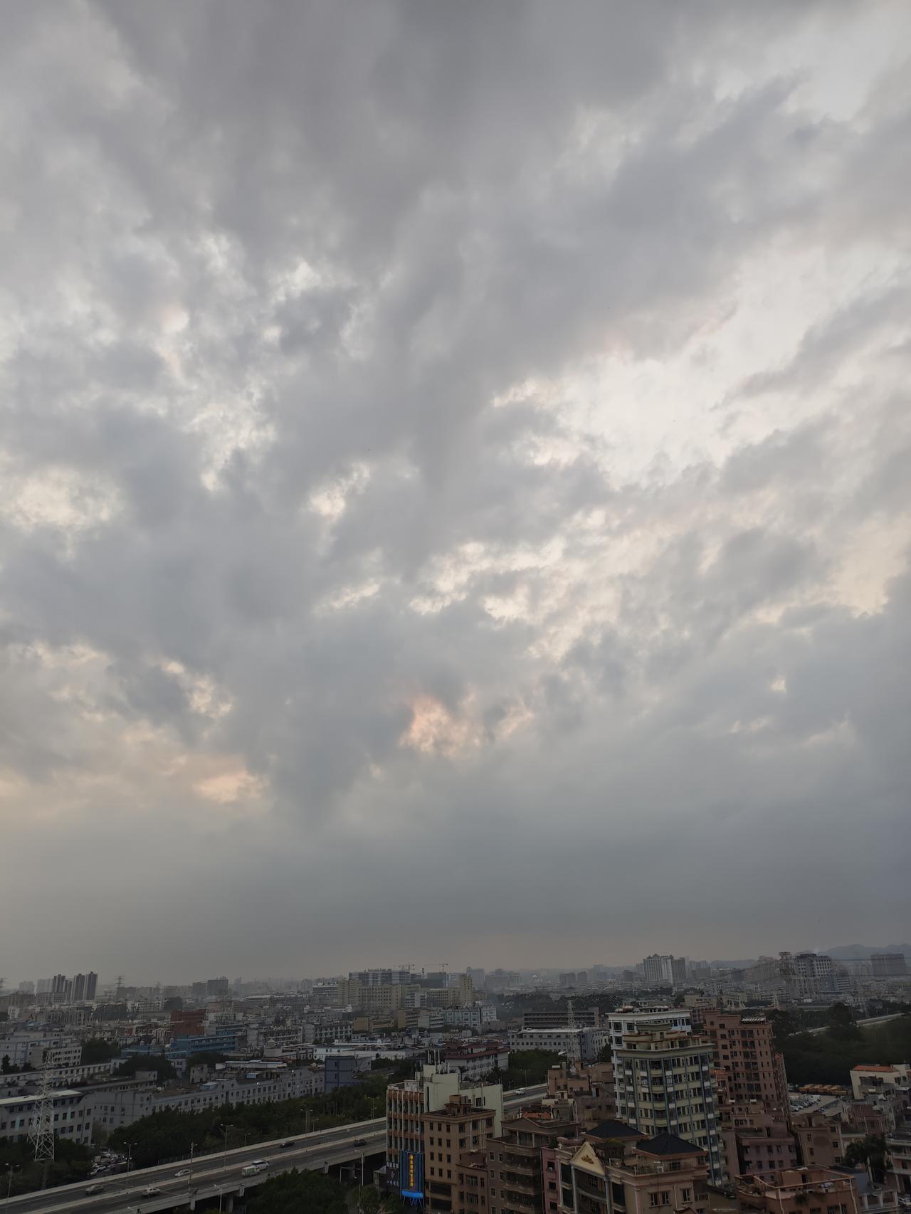 我拍到的落日瞬间这几天深圳天天阴天或多云，但这淡淡的落日夕阳也很有意境！