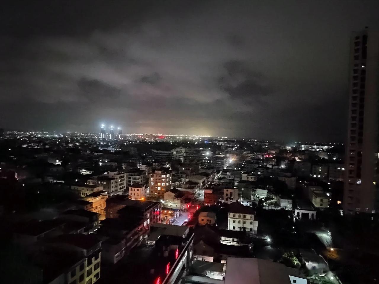 江城子·无眠

柴米油盐酱醋茶，家务洗衣彻夜忙。操劳总要至三更，上班之人难足眠。