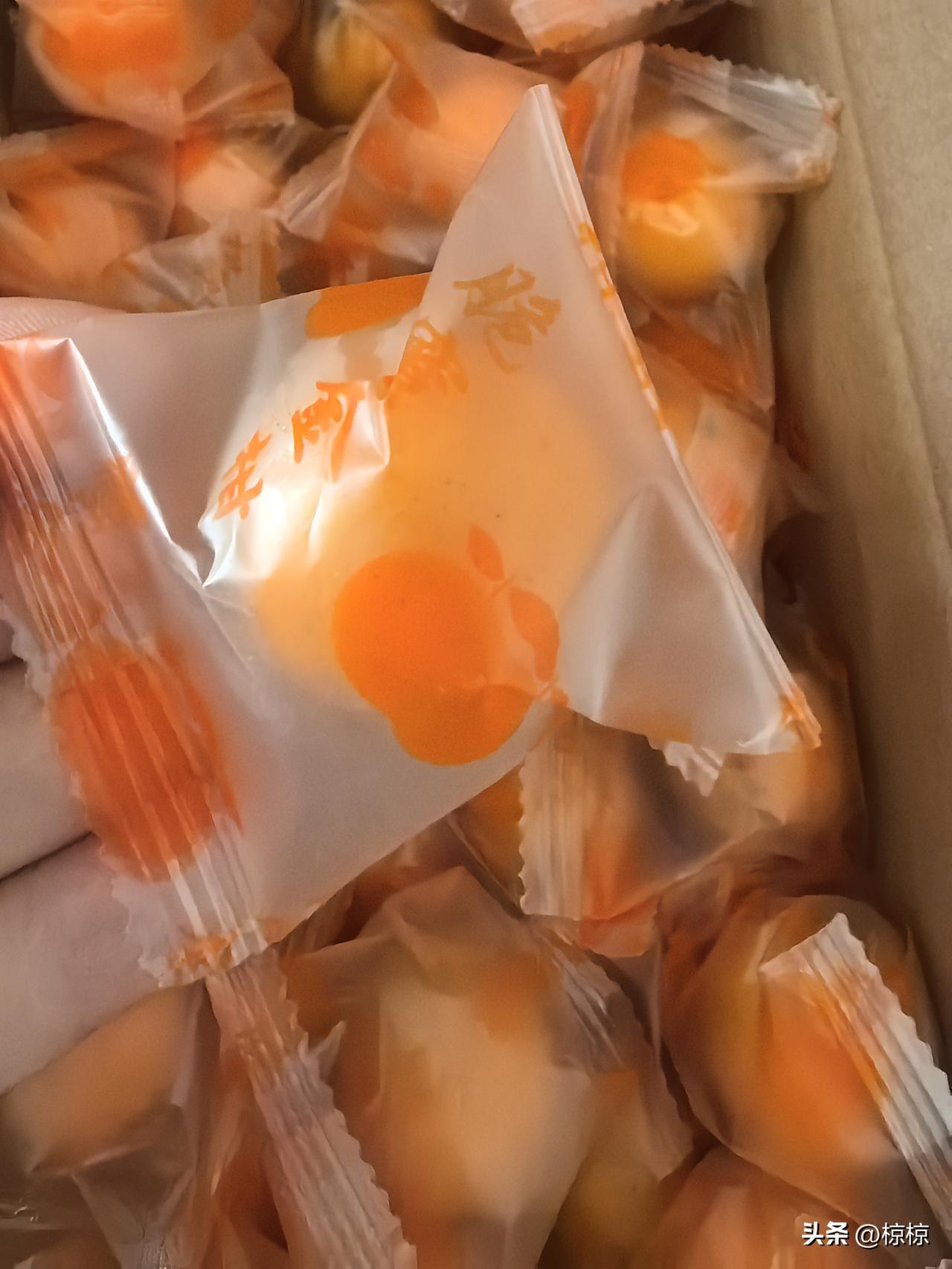 最近好喜欢这个金桔。
本地超市买的籽多且偏酸，但是对咽炎似乎有些效果。
前几天尝