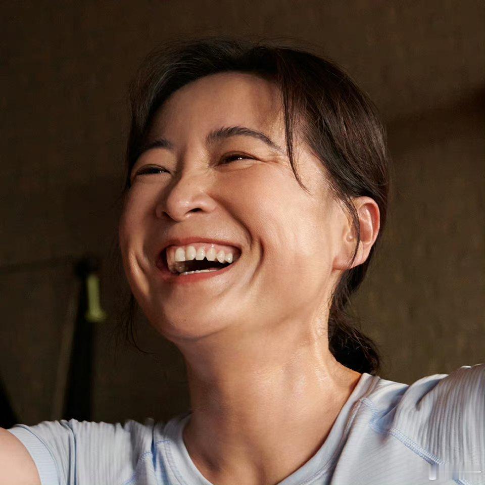 #贾玲成为lululemon品牌大使#可是现在的贾玲不火了，那怎么办呢？ ​​​