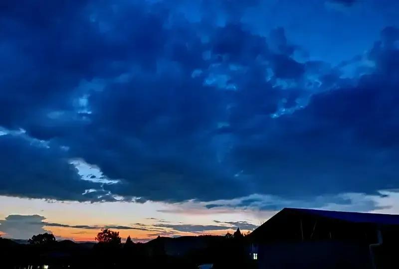 我昨晚刚跟室友吐槽耳机又失踪，今早它就在冰箱保鲜盒里躺着，还裹着生菜叶。
上周我