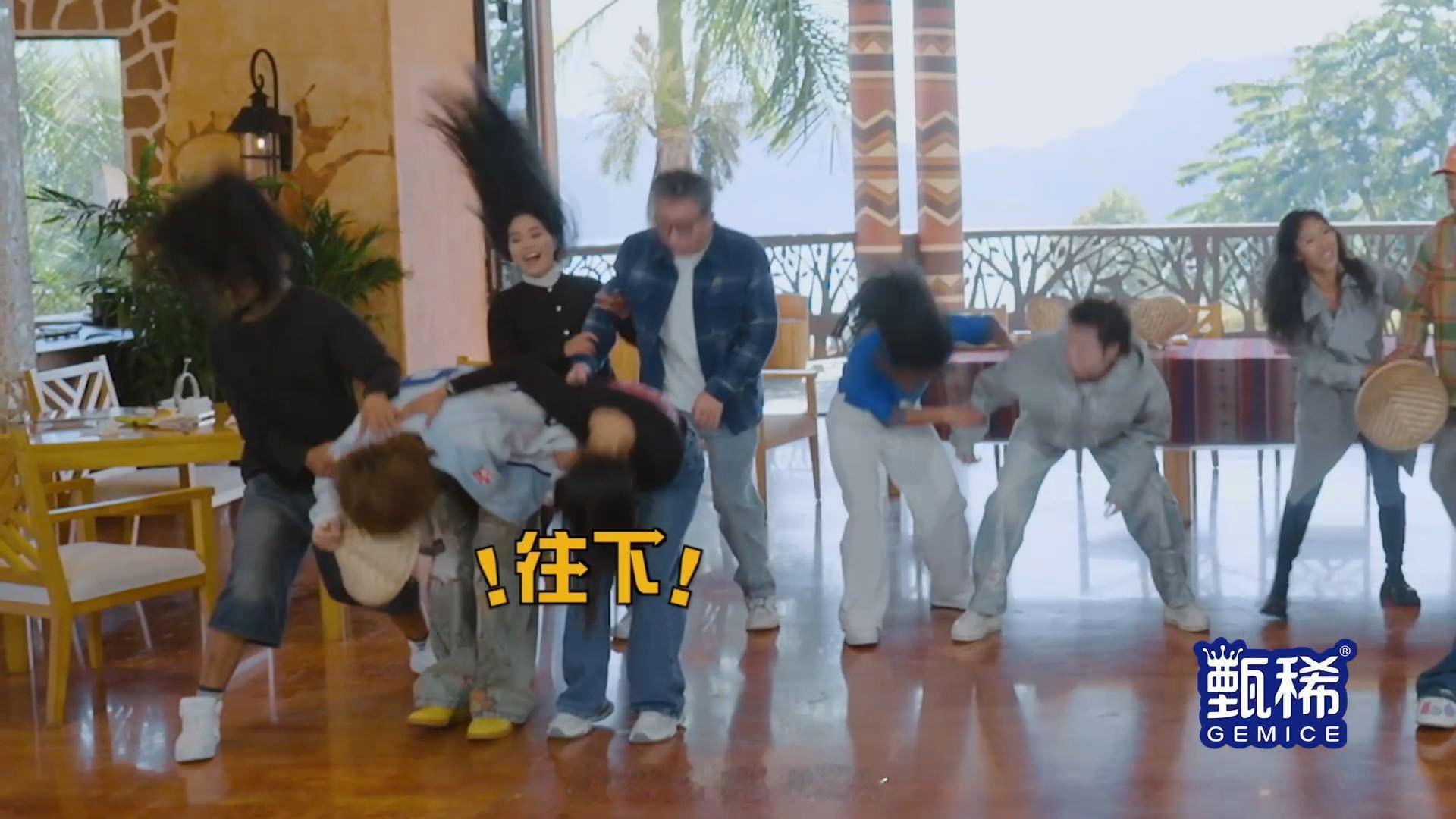 鹿晗被硬控来了一段甩发舞鹿晗被按着甩头哈哈哈哈哈 鹿晗这段被硬控跳甩发舞的互动，