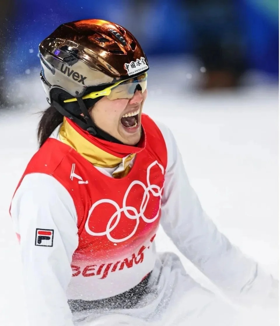 徐梦桃不受限的人生35岁仍驰骋雪场，徐梦桃的传奇从不止于金牌✨1990年出生的她