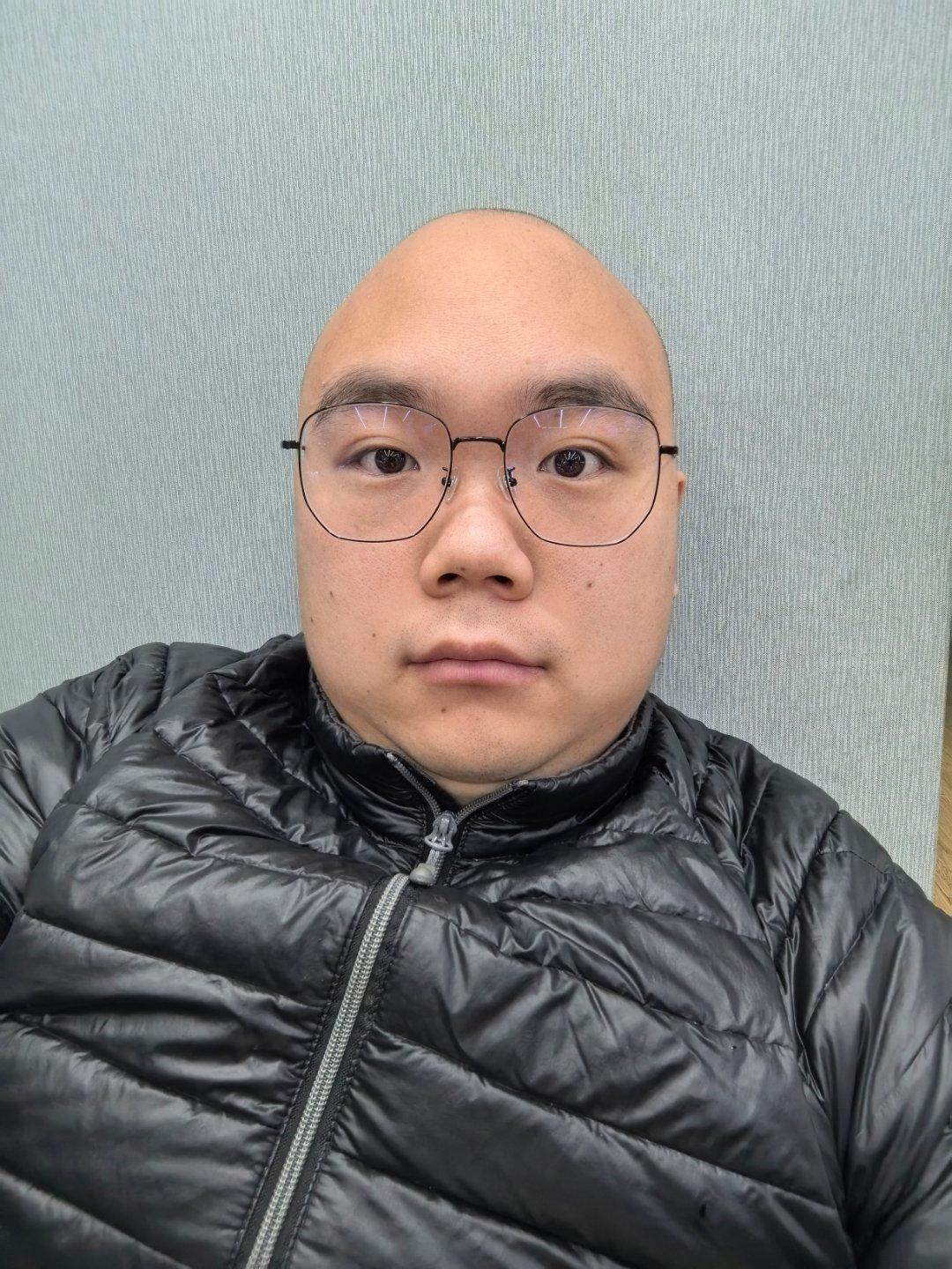 我又花了900多配了一副眼镜，依然是蔡司的镜片，只不过从防蓝光换成了1.6的新清