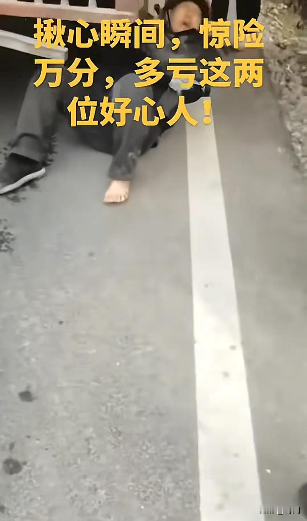 货车撞倒摩托车将骑手挂在车轮尾部拖行500多米多处受伤，幸亏后车司机及时拦停制止