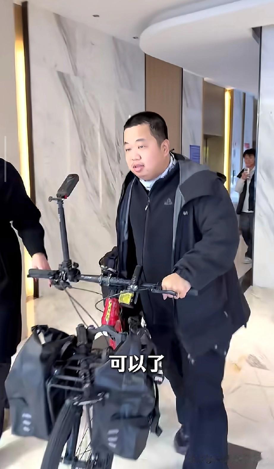 蓝战非骑行变“现代唐僧”
一路被拦着拍视频，网友笑疯了！
 
蓝战非这次骑行，简