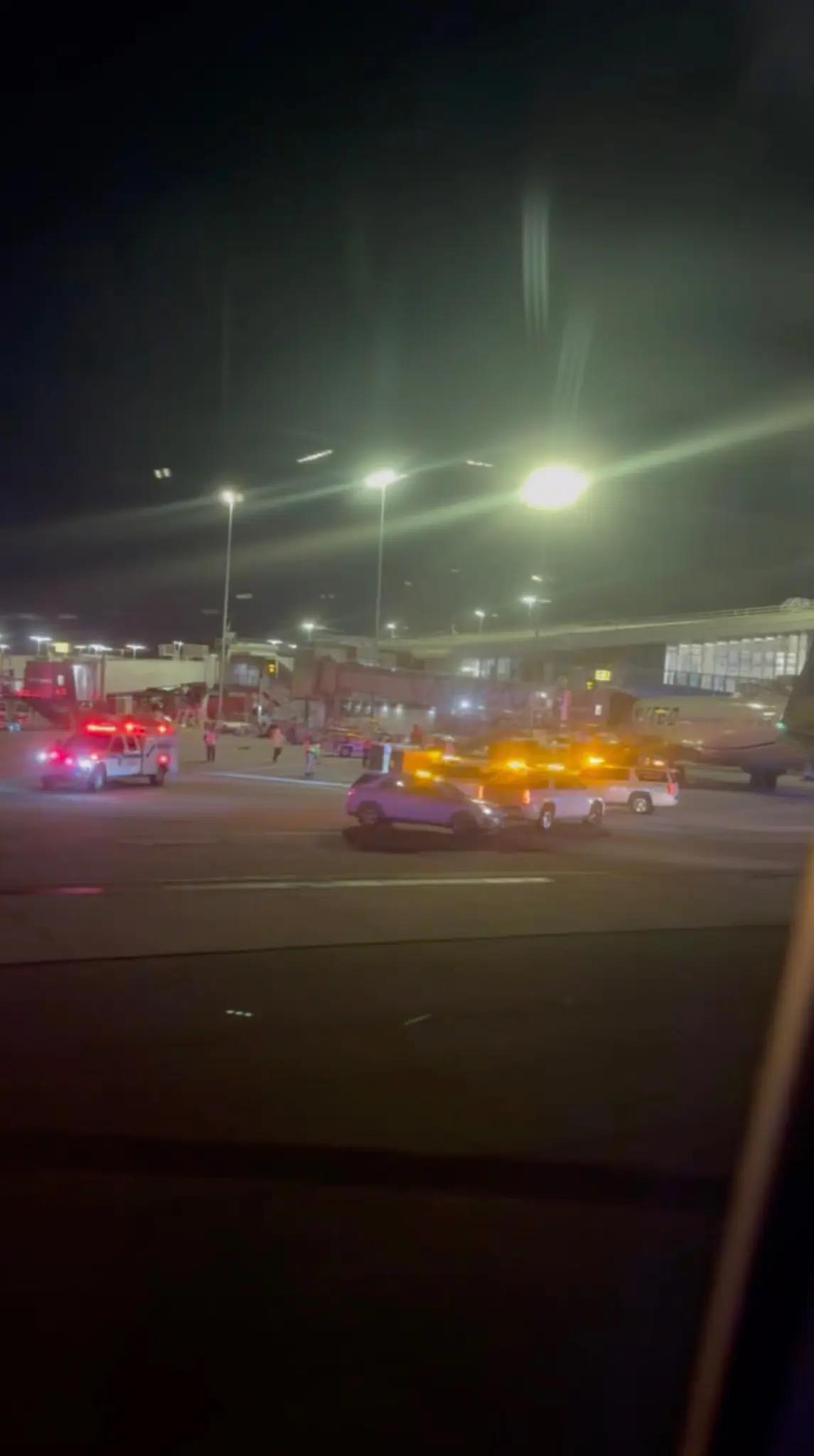 【美国纽约两架联合航空客机发生地面擦碰事故】#美国两架客机发生地面擦碰事故#央视