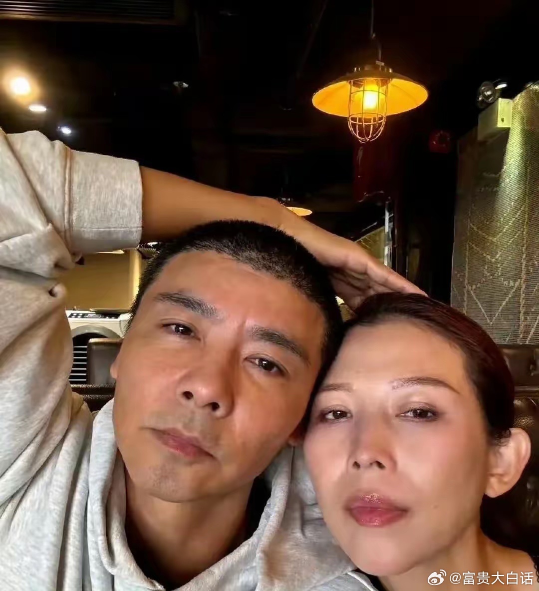 张晋蔡少芬这波操作太real了！无美颜无滤镜直接怼脸拍，坦然面对岁月痕迹，每一道