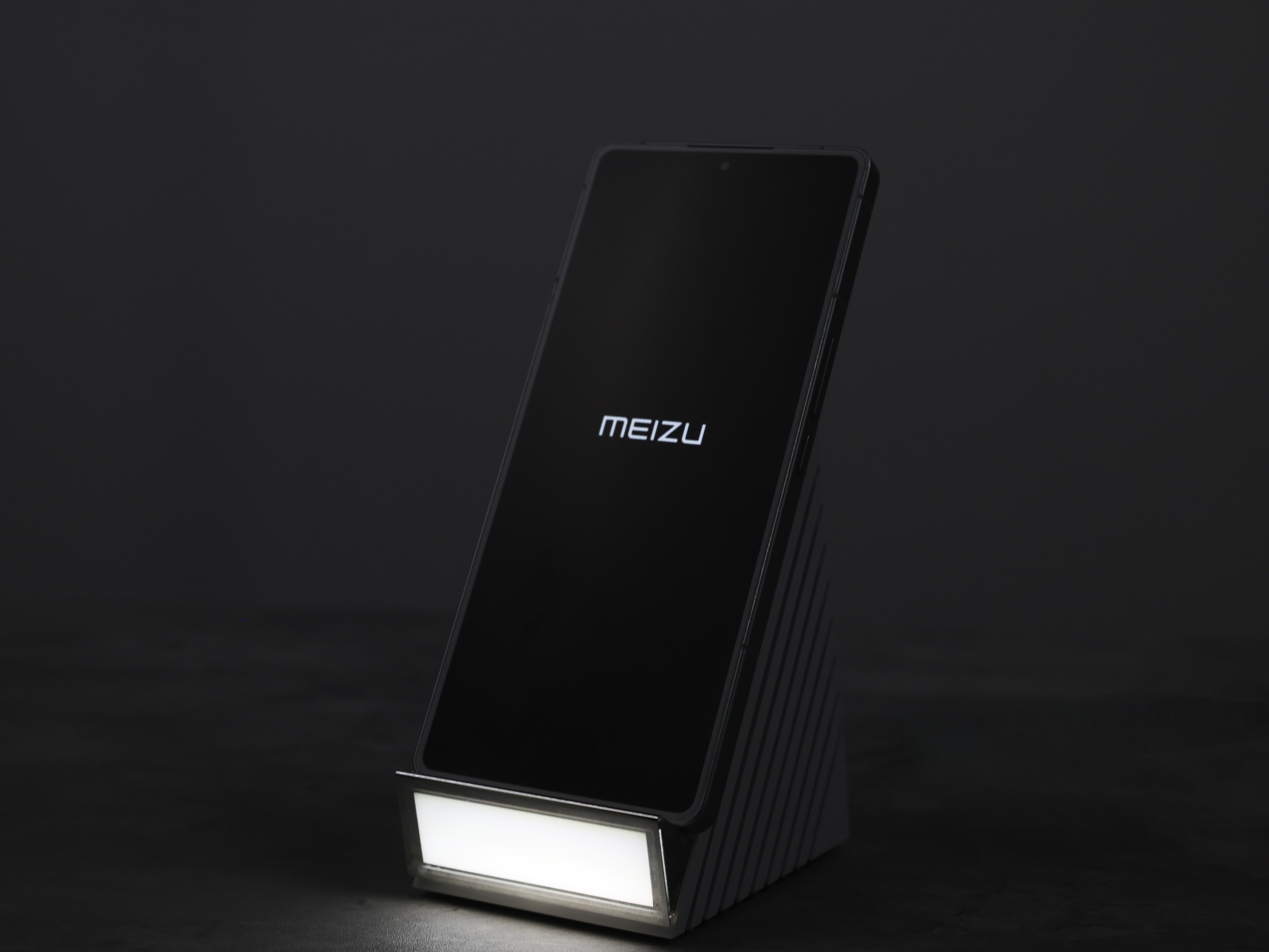 大家还记得魅族PΛNDΛER黑色那个无线充不？ 出白色啦！大家看看好不好看，全名