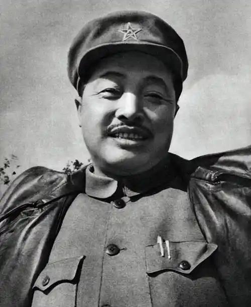 1954年，贺龙调任国家副总理，有一次，贺龙去参加一个重要会议，毛主席和贺龙两人
