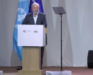 巴西总统卢拉单手插兜下飞机
直言不做美国附庸
合作可以，但不卑躬屈膝
卢拉单手插