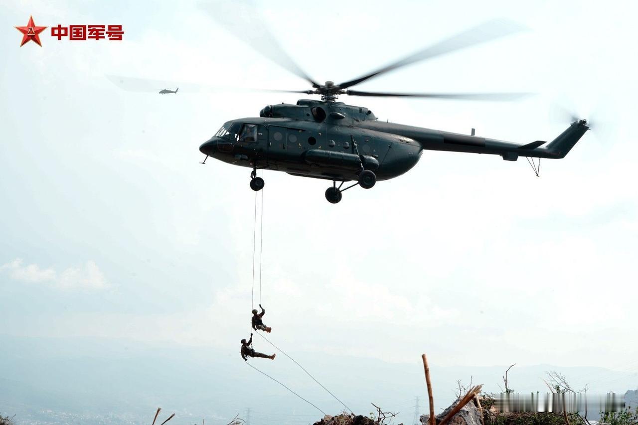近日，武警第二机动总队某支队侦察分队深入滇南腹地丛林地带，围绕丛林地域机动渗透技