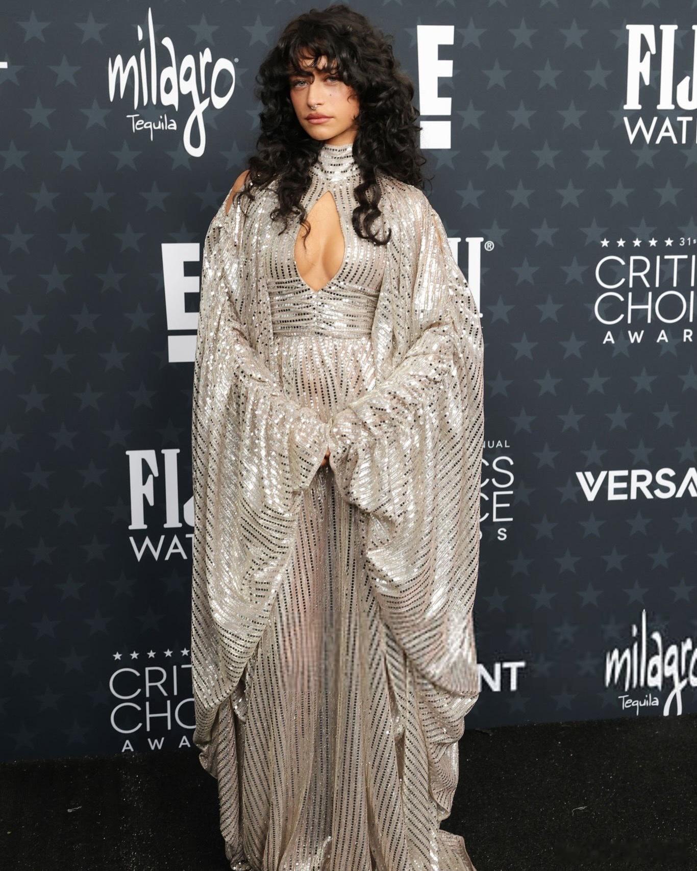 女演员Odessa A’zion 亮相2026评论家选择奖红毯，穿的银色礼服裙来