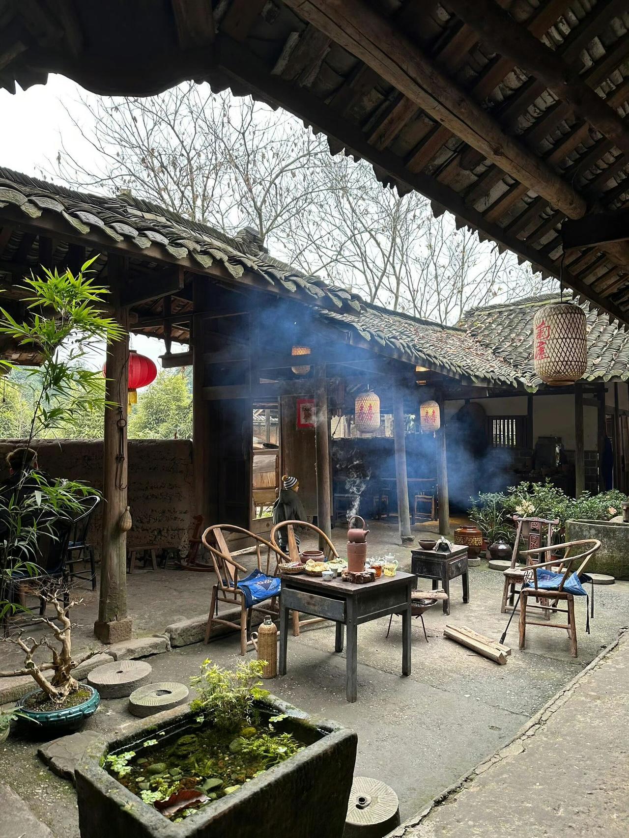 总要回趟老家吧,见见想见的人,吃吃家里的饭,走走久违的小路。