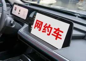 我单位有个三十出头的同事，在编事业岗，白天兢兢业业坐办公室，看着就是标准安稳体制