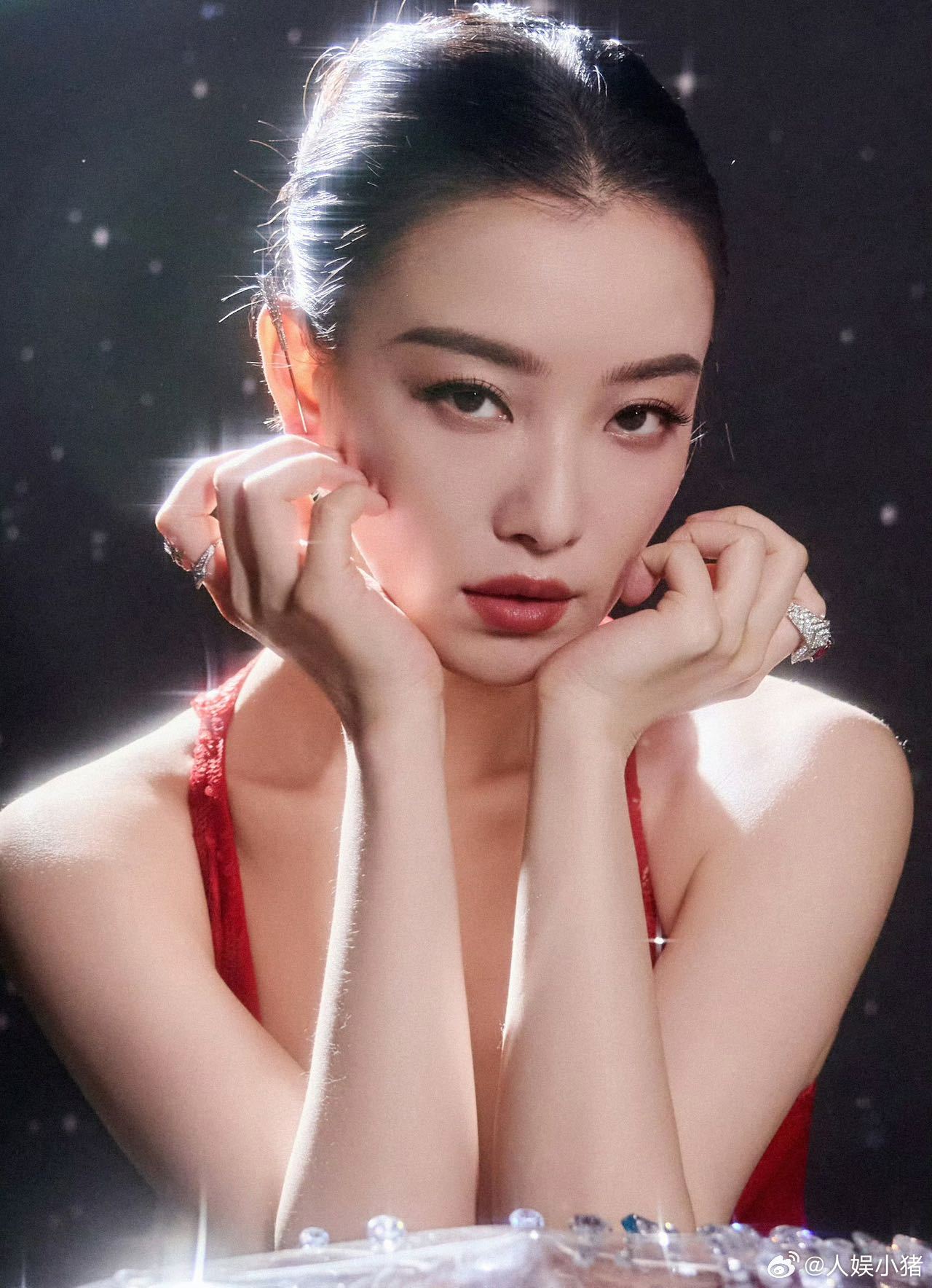 倪妮这铁真没白撸 与闫妮搭档演绎母女故事，悬疑氛围拉满，倪妮的形体与演技双重加持