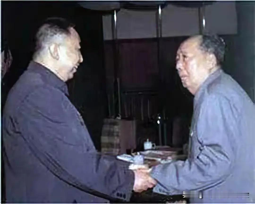 中华苦伟人，
山川闲白云。